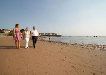 Invasión del alga asiática en las playas de Noja