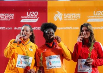 La atleta Andrea Njimi Tankeu con su medalla.