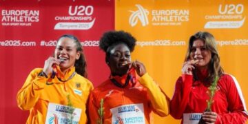 La atleta Andrea Njimi Tankeu con su medalla.