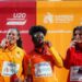 La atleta Andrea Njimi Tankeu con su medalla.