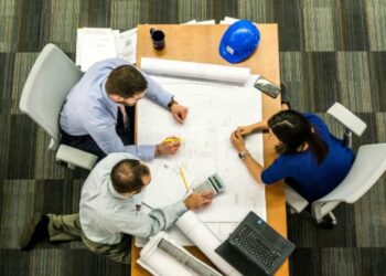 autónomos trabajando en su oficina.