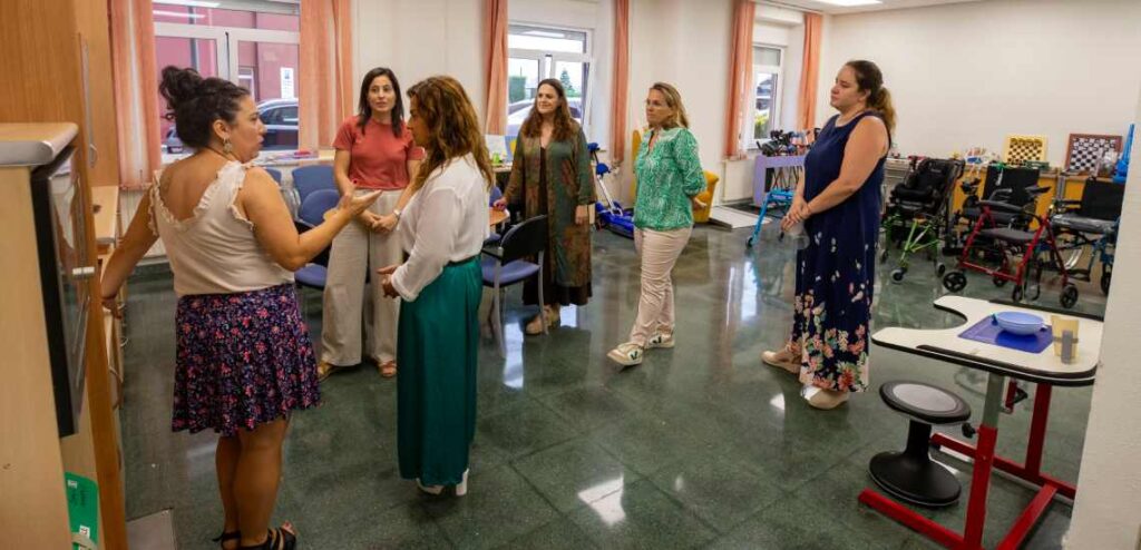 La consejera de Inclusión Social durante su visita a las instalaciones del CADOS. 