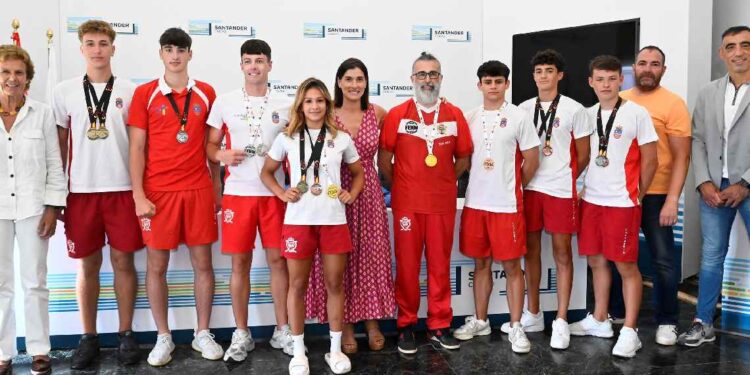 Gema Igual con deportistas de kickboxing en el Ayuntamiento