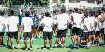 Delegación del Racing con jóvenes deportistas en un campus.
