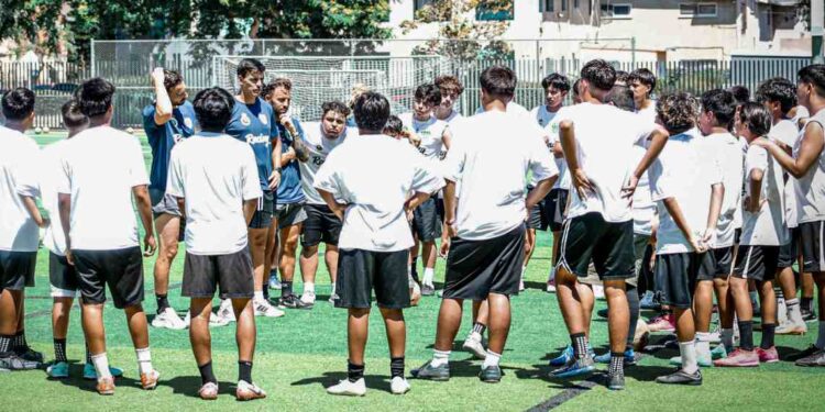 Delegación del Racing con jóvenes deportistas en un campus.