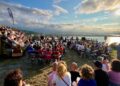 Público asistiendo a uno de los conciertos de La Atalaya