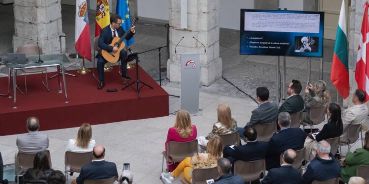 Conferencia Recital Parlamento de Cantabria