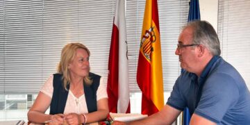 Reunión de la consejera con el alcalde de Vega de Liébana