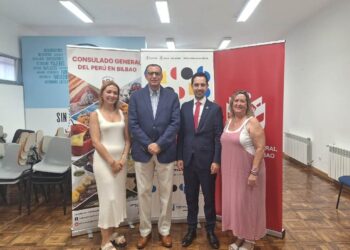 Ciudadanos peruanos en jornada de atención consular