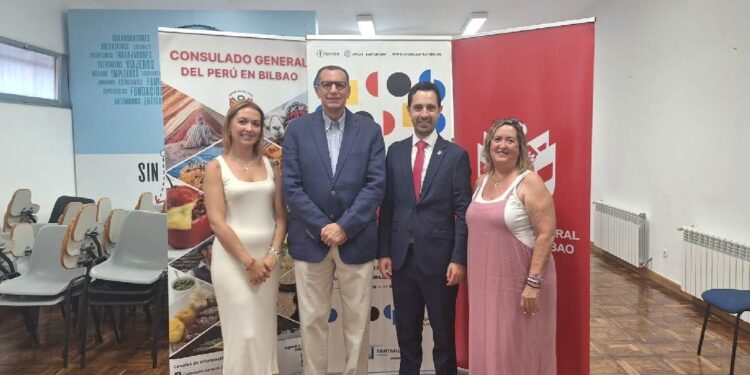 Ciudadanos peruanos en jornada de atención consular