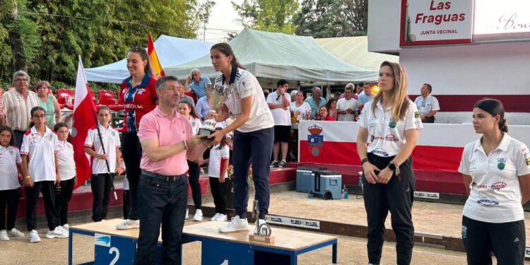 Marta Castillo celebra el triunfo en Bolo Palma.