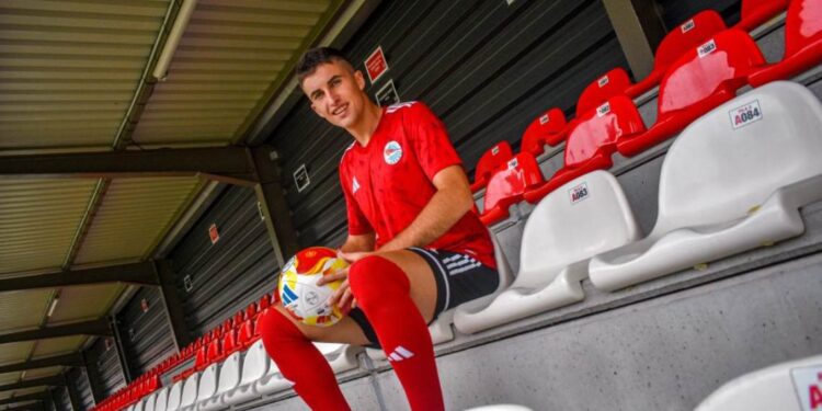 Iker Torre, defensa del CD Laredo