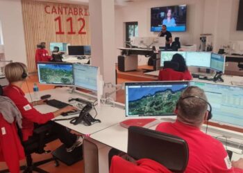 Personal del 112 atendiendo las incidencias por las fuertes lluvias en Cantabria