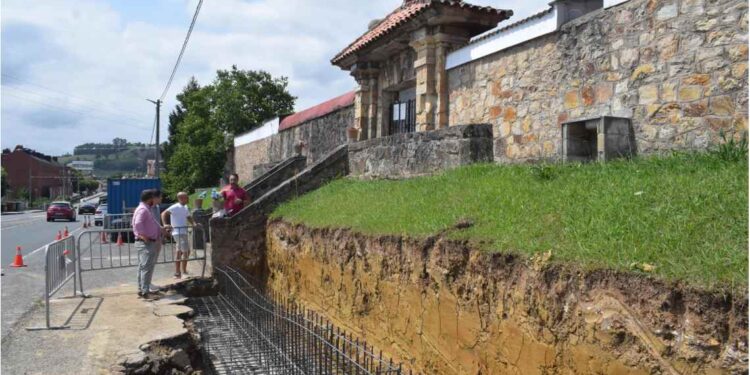 Carlos Caramés junto a miembros de la Corporación de Piélagos en el cementerio.