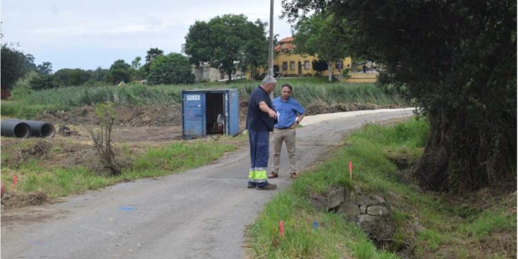 Obras de ampliación del vial en el Barrio El Pozo en Boo de Piélagos
