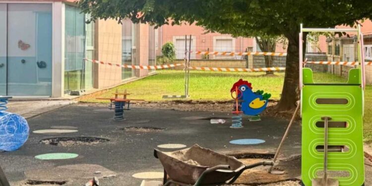 Obras en el parque infantil del Colegio Ramón y Cajal.