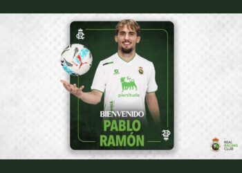Pablo Ramón posando con la camiseta del Racing.
