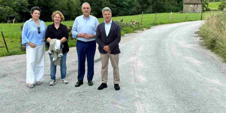 Selaya mejora de varios caminos.