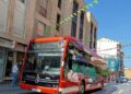 Un autobús del Torrebús en una calle de Torrelavega.