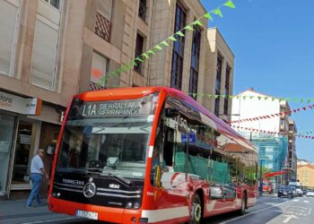 Un autobús del Torrebús en una calle de Torrelavega.