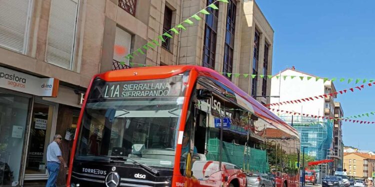 Un autobús del Torrebús en una calle de Torrelavega.