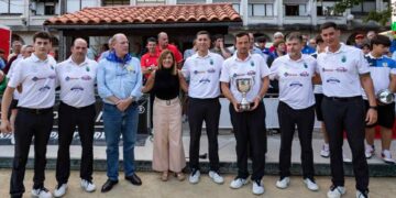 entrega los trofeos de bolo palma.