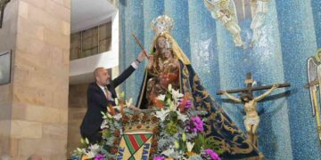 El alcalde de Torrelavega cumple la tradición y entrega su bastón de mando