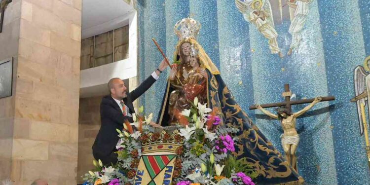 El alcalde de Torrelavega cumple la tradición y entrega su bastón de mando