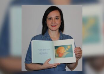 La autora Maije Guerrero presentando su libro