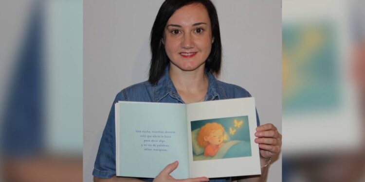 La autora Maije Guerrero presentando su libro