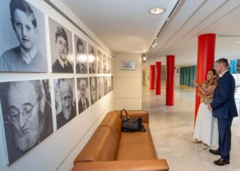 La presidenta Buruaga visita la exposición de Pombo en Santander.