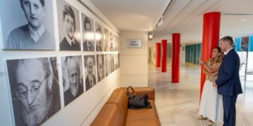 La presidenta Buruaga visita la exposición de Pombo en Santander.