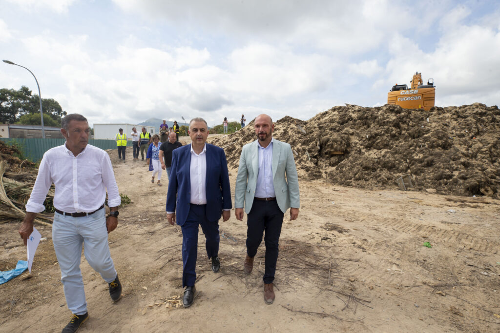 Autoridades en el inicio de las obras del punto limpio de Laredo.