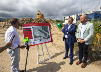 Autoridades en el inicio de las obras del punto limpio de Laredo.