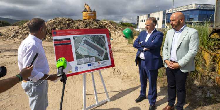 Autoridades en el inicio de las obras del punto limpio de Laredo.