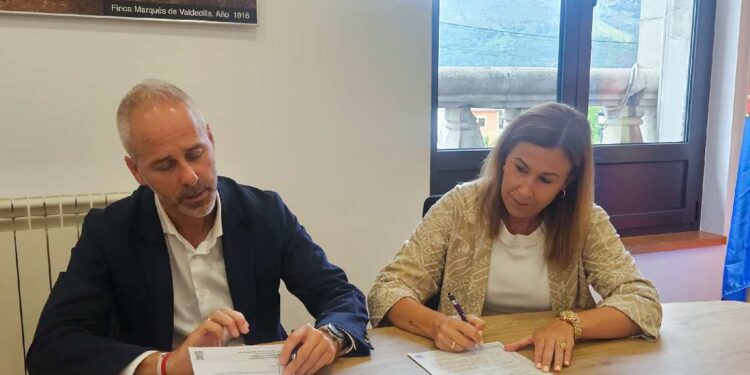 Medio Cudeyo suscriben un convenio de colaboración para ejecutar un parque infantil