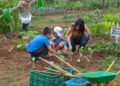 Niños participando en taller de medio ambiente en Camargo
