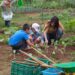 Niños participando en taller de medio ambiente en Camargo