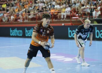 Bathco BM Torrelavega durante el partido ante Elverum en el Vicente Trueba