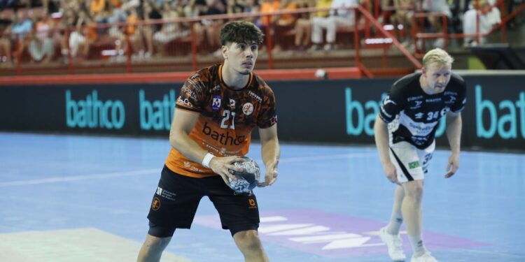 Bathco BM Torrelavega durante el partido ante Elverum en el Vicente Trueba