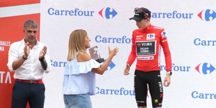 Buruaga entrega el maillot rojo en La Vuelta a España