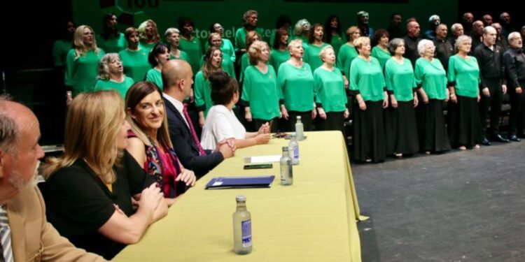 Coral de Torrelavega recibe insignia cultural
