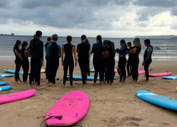 Jóvenes participan en actividades del programa Verano Teenager