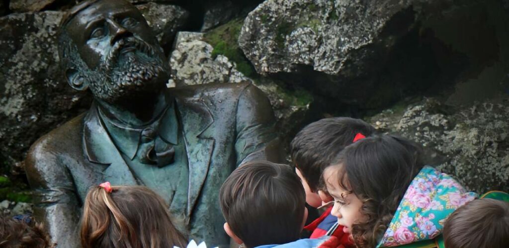 Aniversario Capricho Gaudí visita escolares