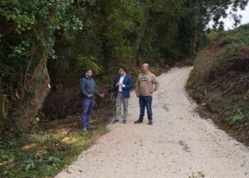 obras mejora camino vecinal en Mortera