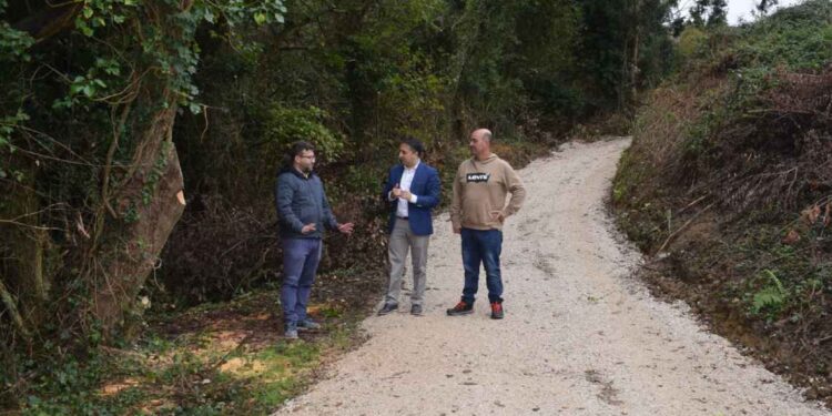 obras mejora camino vecinal en Mortera