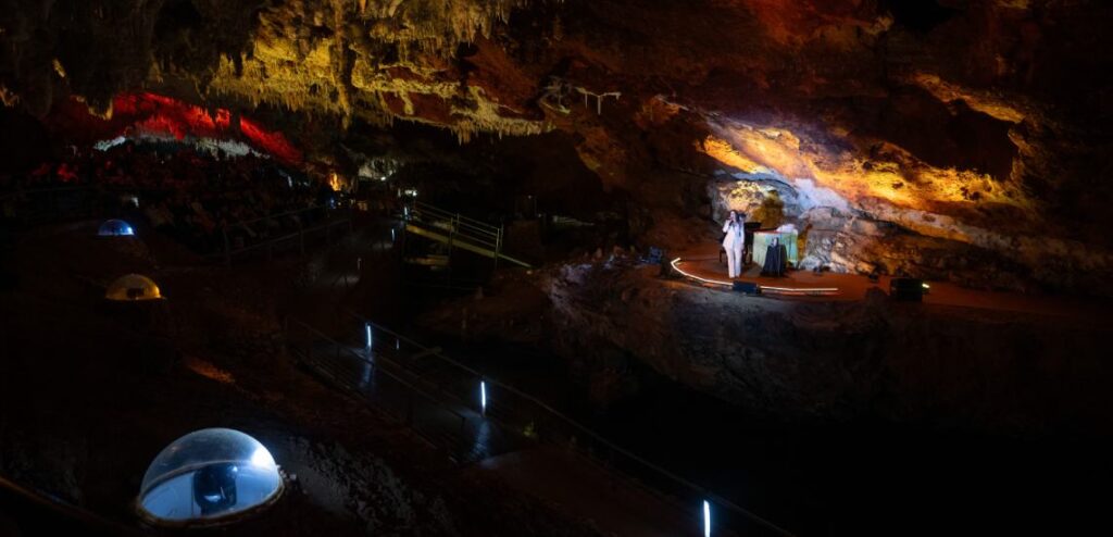 Diana Navarro durante su actuación en la cueva de El Soplao 