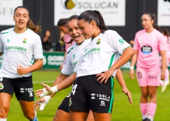Jugadoras del Racing celebrando un gol