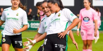 Jugadoras del Racing celebrando un gol