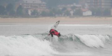Surf en la playa de La Salvé de Laredo
